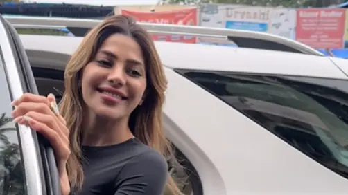 Bigg Boss Fame Nikki Tamboli Objects To Paps Clicking Her Inappropriately: Neeche Kyun Kar Rahe Ho? Nikki Tamboli