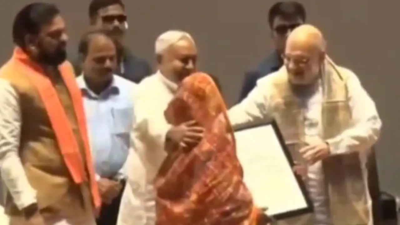 Nitish Kumar Holding Woman's Hand at Public Event Video Viral