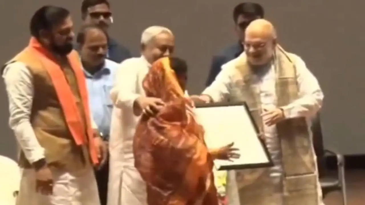 nitish kumar placing arm woman shoulders