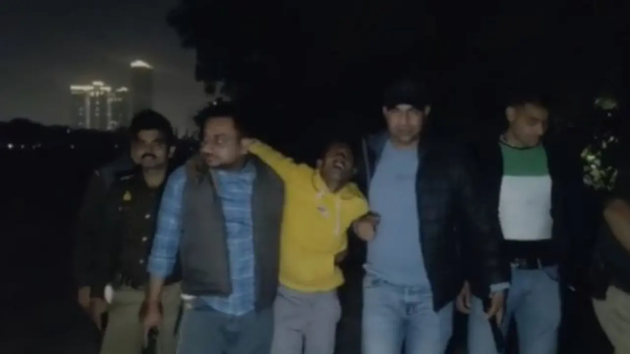 नोएडा: पुलिस मुठभेड़ के दौरान दो बदमाश गिरफ्तार, एक के पैर में लगी गोली noida encounter news