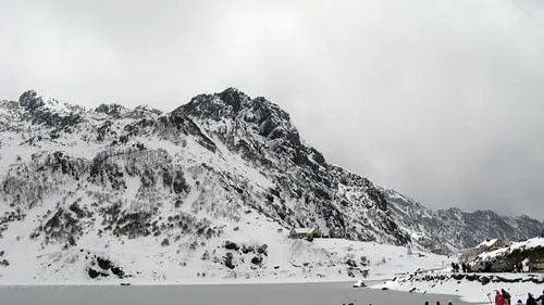 Sikkim: ऊपरी इलाकों में भारी बर्फबारी, हिमालयी राज्य में तापमान में तेजी से गिरावट North Sikkim