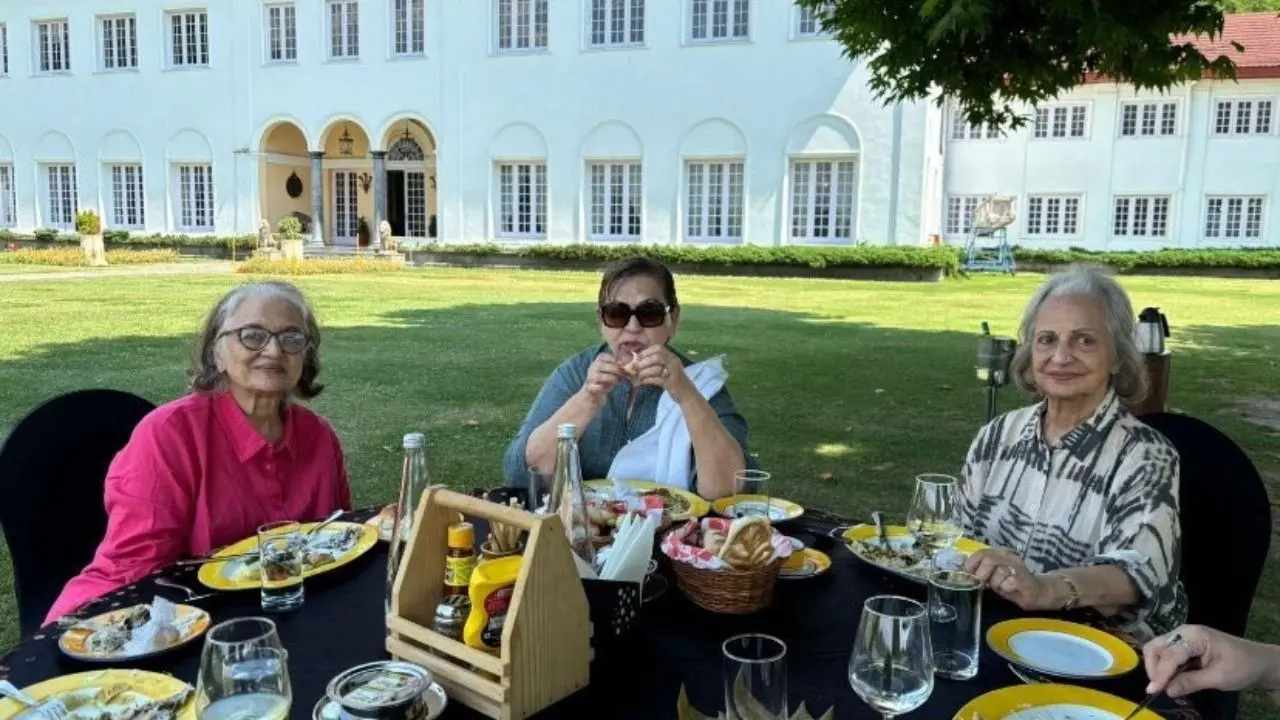 Nostalgia Alert! Bollywood's Golden Girls Asha Parekh, Waheeda Rehman And Helen Step Out For A Dinner Date Ahead Of Friendship Day: Watch Nostalgia Alert! Bollywood's Golden Girls Asha Parekh, Waheeda Rehman And Helen Step Out For A Dinner Date Ahead Of Friendship Day: Watch