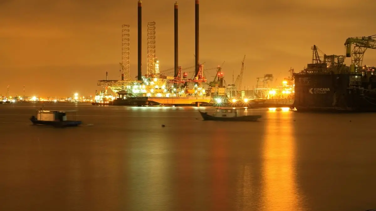 Oil prices slipped after the US indicated it would indefinitely control Venezuelan oil sales