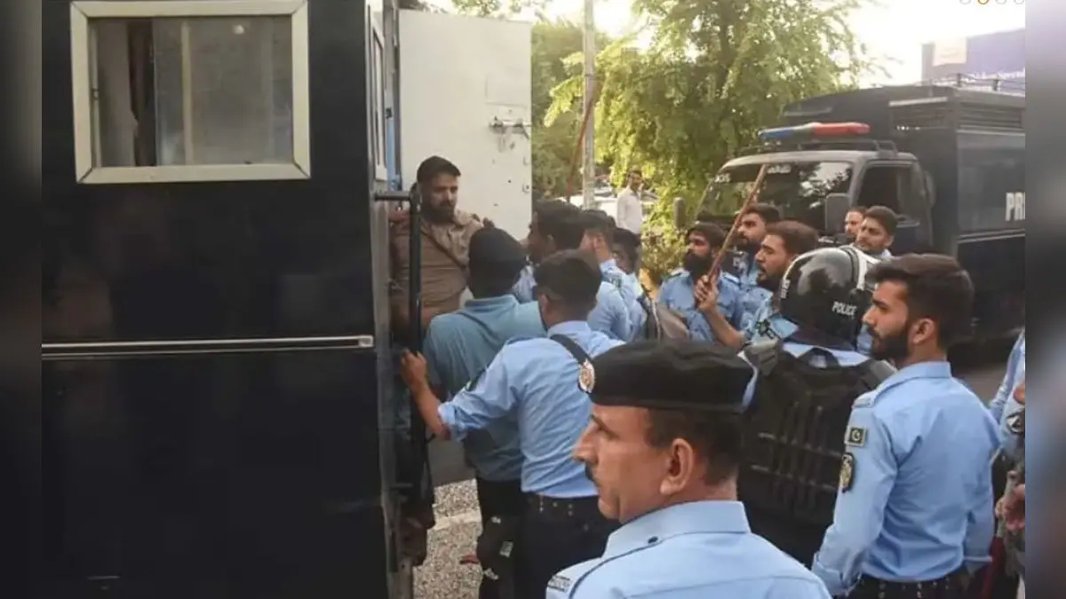 'One Of The Darkest Days': Pakistan Journalists Declare Nationwide 'Black Day' After Police Attack On Islamabad Press Club 'One Of The Darkest Days': Pakistan Journalists Declare Nationwide 'Black Day' After Police Attack On Islamabad Press Club