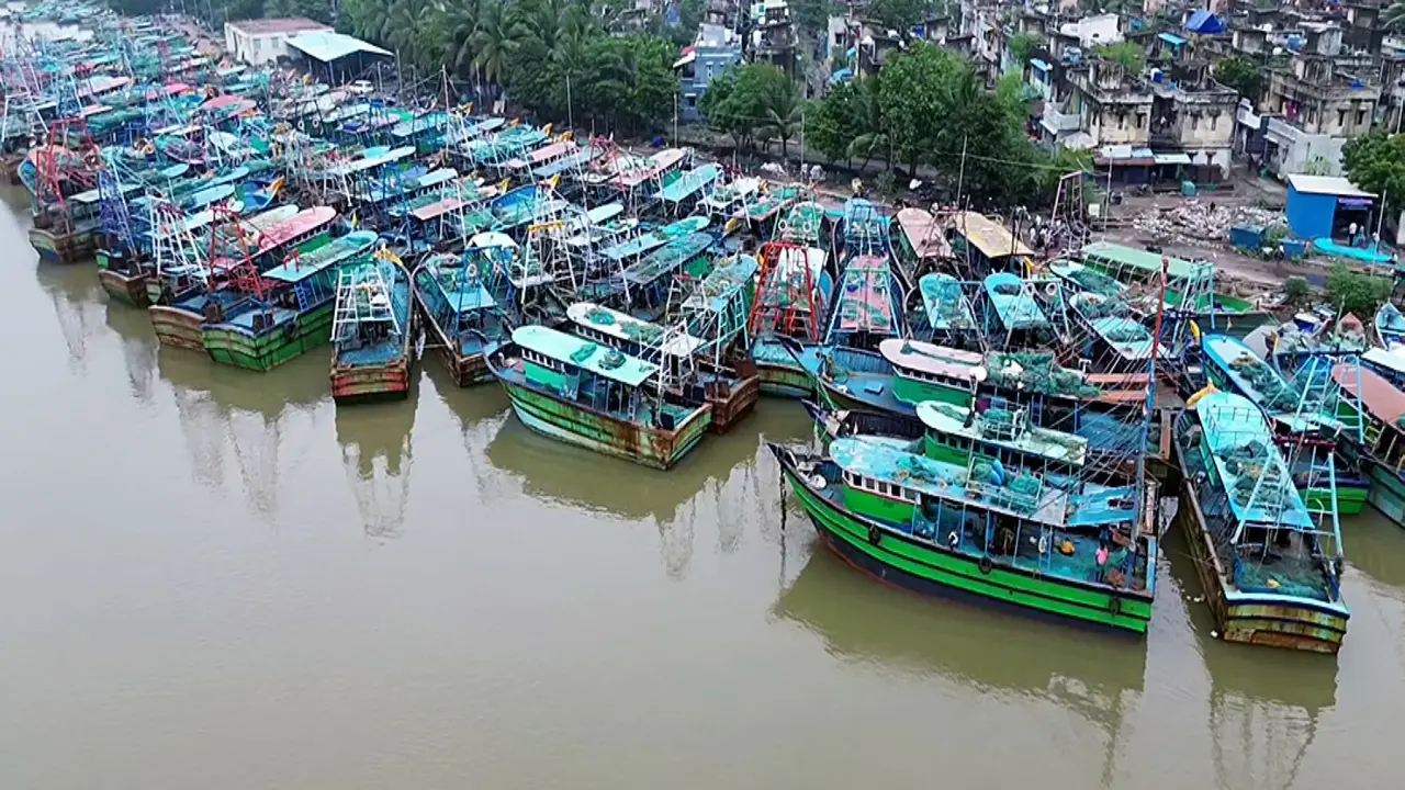 Orange Alert as Cyclone 'Ditwah' Nears Coasts of Puducherry, Tamil Nadu Orange Alert as Cyclone 'Ditwah' Nears Coasts of Puducherry, Tamil Nadu