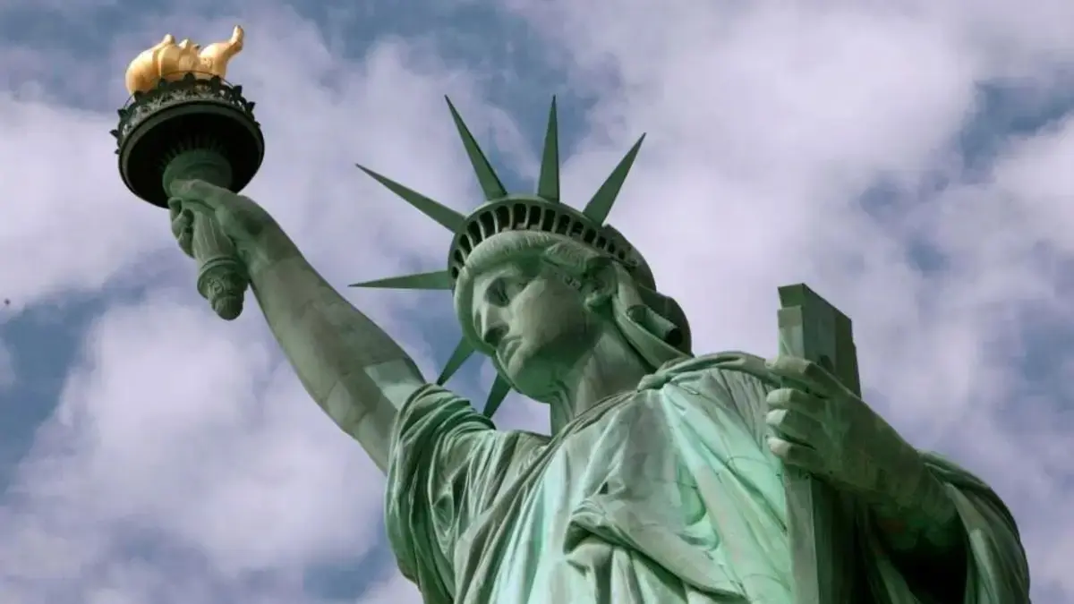 'They Didn’t Even Draw It Right': Netizens Rage as France’s Mural Shows Lady Liberty Hiding in Shame | WATCH Originally gifted by France after the US Civil War as a beacon of hope, the Statue of Liberty has long been a shared symbol of Franco-American friendship.