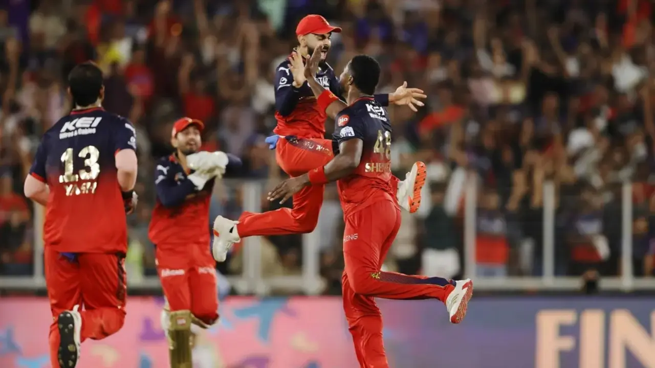 oshane thomas concede 22 runs in one ball RCB star romario shepherd creates world record in CPL 2025