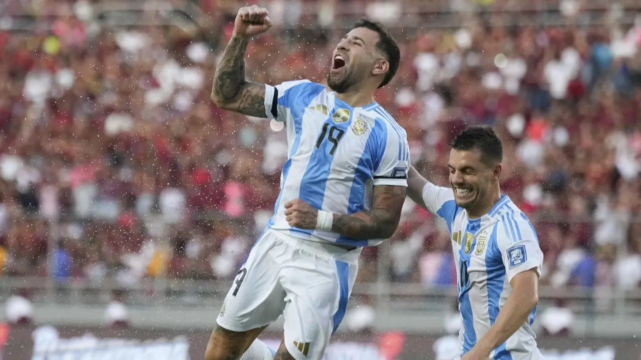 Otamendi celebrates against Venezuela