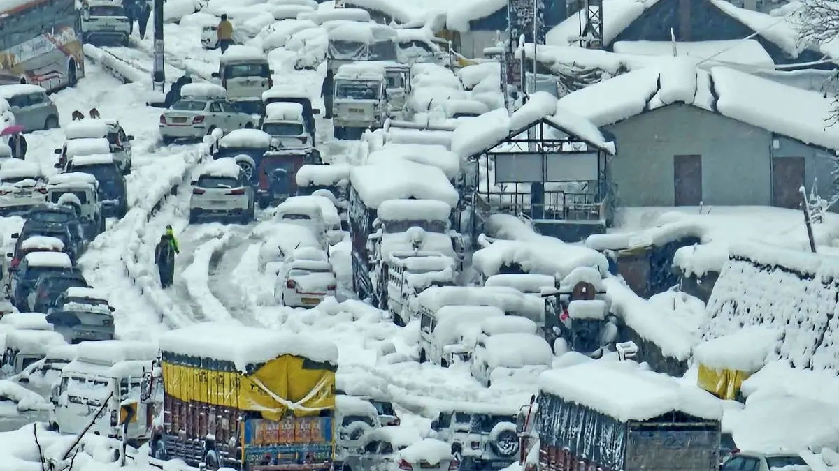 Over 600 roads blocked in Himachal after snowfall