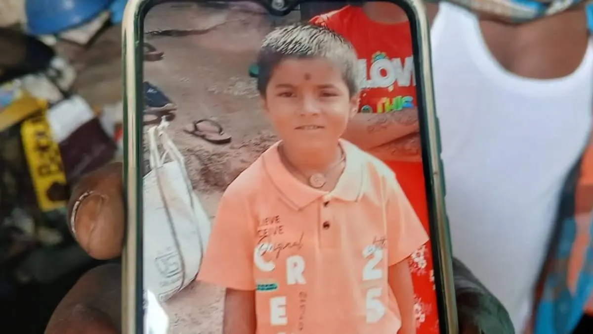 सावधान! चिप्स के पैकेट में था गुब्बारा, फुलाते-फुलाते अचानक गले में फंसा और 6 साल के मासूम की चली गई जान, परिवार में मचा मातम Packet of Chips Turns Deadly