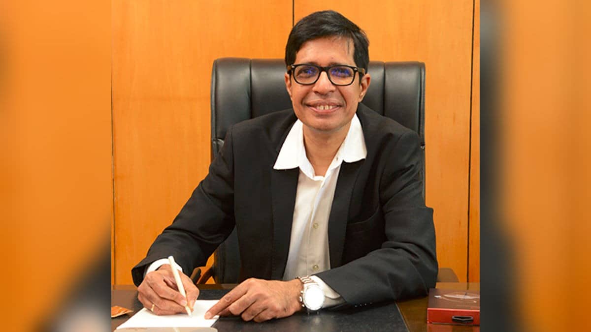 Padma Shri For Gomutra Research?: Congress' Jibe At Kamakoti Draws Outrage, Zoho Founder Sridhar Vembu Says 'Enslaved Minds'