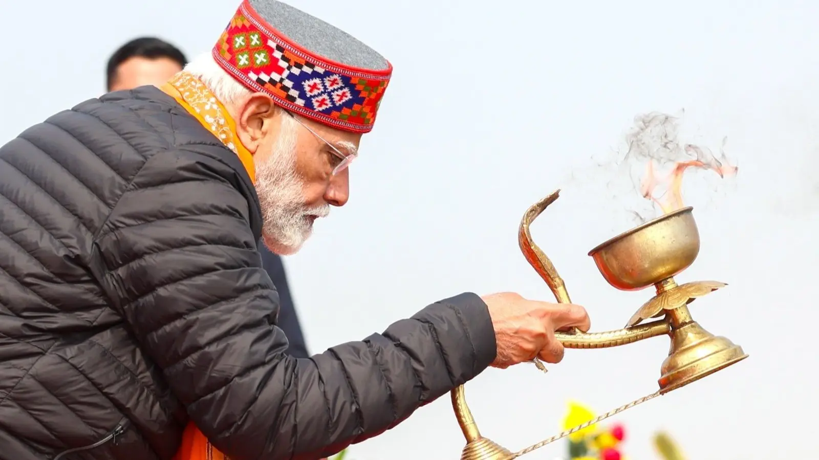 पीएम मोदी ने रुद्राक्ष की माला से जाप, दूध से मां गंगा का अभिषेक और माला फूल चढ़ाकर आरती की।