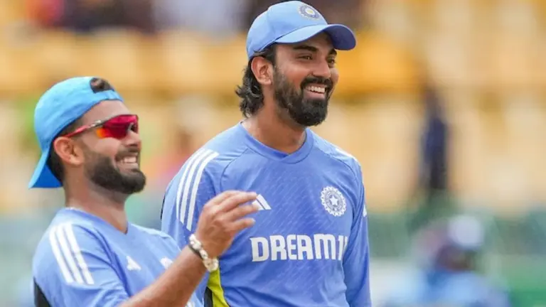 पकी हुई वाली गेंद इतना तमीज से... इंग्लैंड की गेंदबाजी पर ये क्या बोल गए ऋषभ पंत? वायरल हुआ VIDEO paki hui waali ball itna tamiz se khel raha hoon Rishabh pant hilarious comment viral ind vs eng headingley test