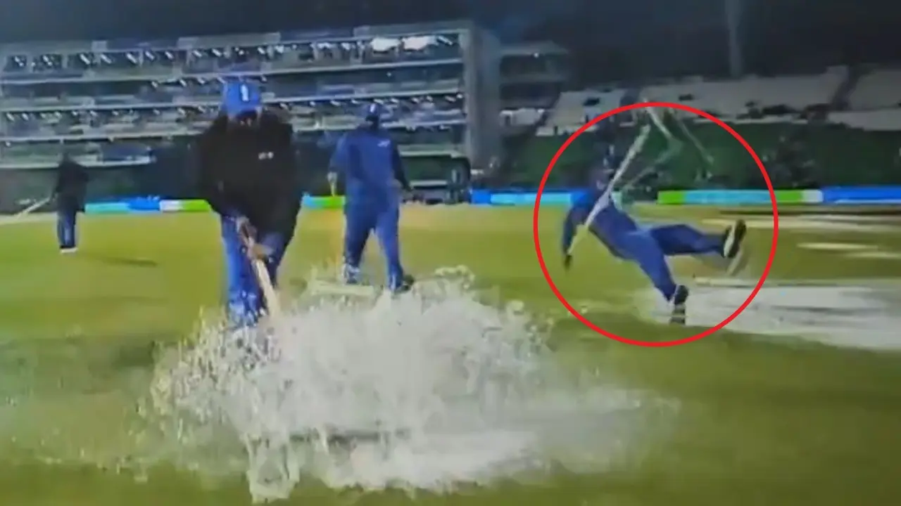 pakistan grounf staff falls during clears water from lahore gaddafi stadium