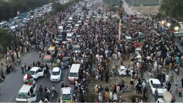 Islamabad Lockdown: Protesters Breach Heavy Bandobast, Situation Tense Islamabad Lockdown LIVE: Protesters Breach Heavy Bandobast, Situation Tense Boil: Lockdown in Islamabad Amid Clash Between Army and Imran Khan's Supporters