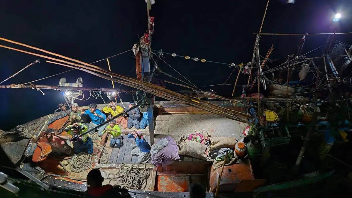 Pakistani Boat With Nine Crew Members Seized by Indian Coast Guard for Illegally Entering Indian Waters Pakistani Boat With Nine Crew Members Seized by Indian Coast Guard for Illegally Entering Indian Waters