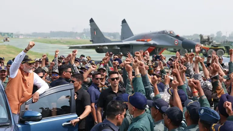 आदमपुर एयरबेस में सैनिकों के बीच पहुंचे PM मोदी तो गूंजा वंदे मातरम, Photos में देखें जवानों का जोश-जज्बा Pakistani Drones, UAV, Aircrafts, Missiles Failed In Front Of Our Air Defences