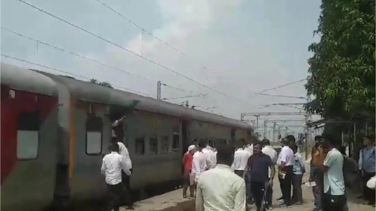 Passengers Jump Off Moving Howrah-Amritsar Mail after Miscreants Open Fire Extinguisher, Injured Panic Over Fire Extinguisher Fumes Leads to Injuries as Twelve Passengers Jump from Howrah-Amritsar Mail in Uttar Prade