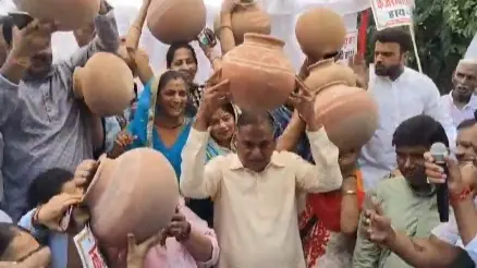 पानी को लेकर फूटा गुस्सा, मटके लेकर दिल्ली जल बोर्ड के ऑफिस पहुंचे बीजेपी कार्यकर्ता; हंगामा जारी Matka Protest