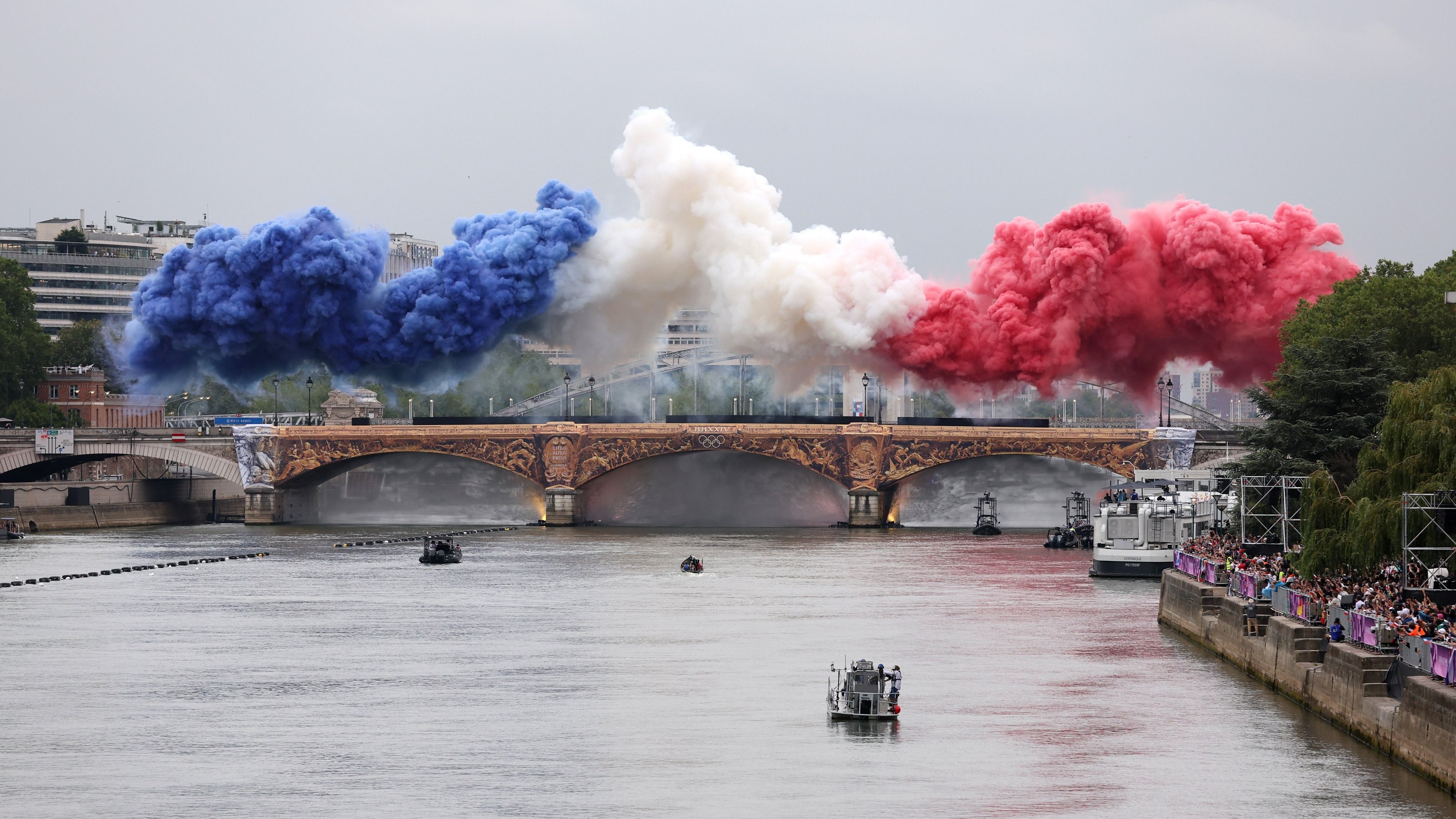 Who are the flag bearers for the 2025 Paris Olympics closing ceremony