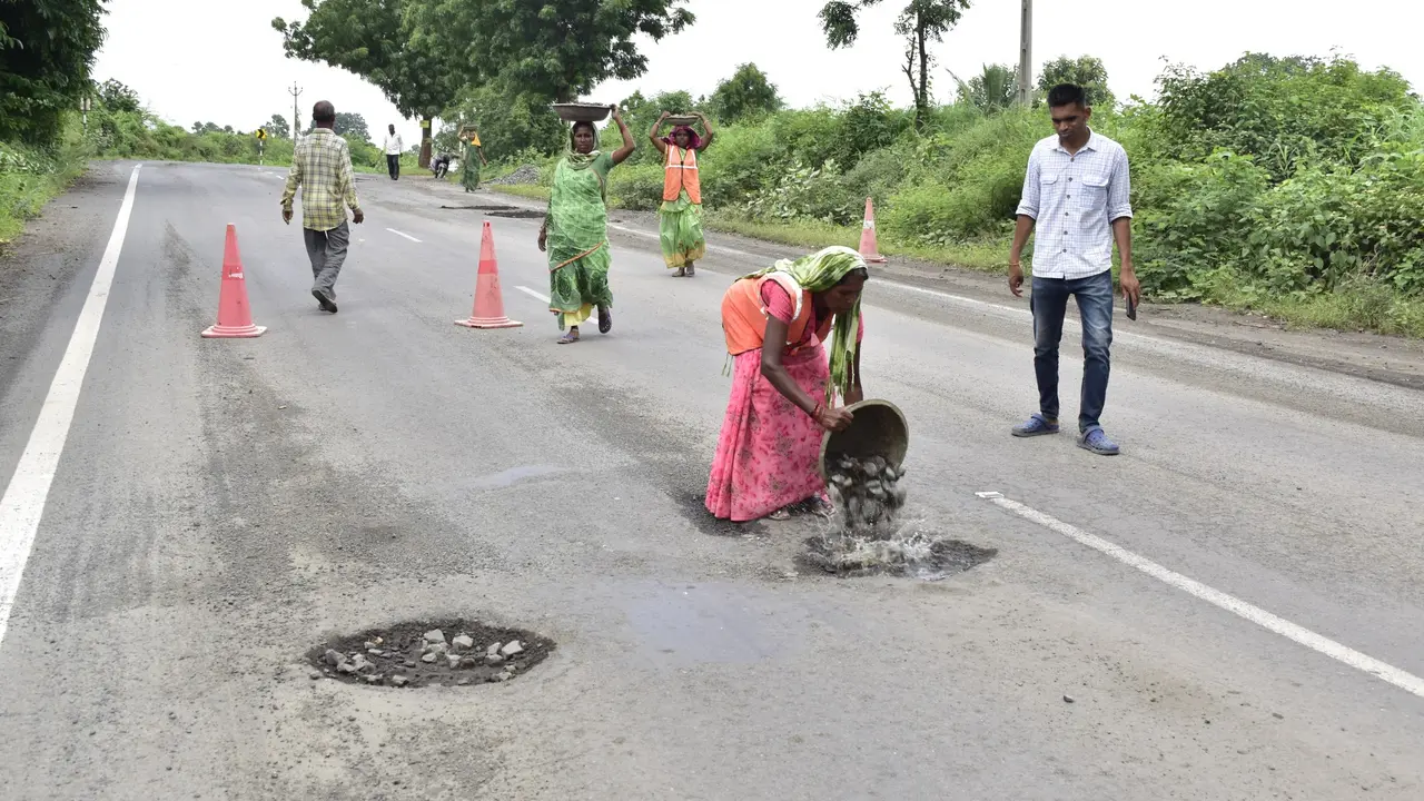 UP: Amethi Builds 30 Km of Rural Roads Using Plastic Waste, Saves Rs 45 Lakh Representative Image