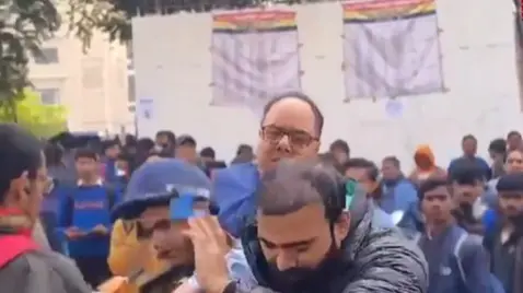 Patna DM slaps BPSC aspirant during protest