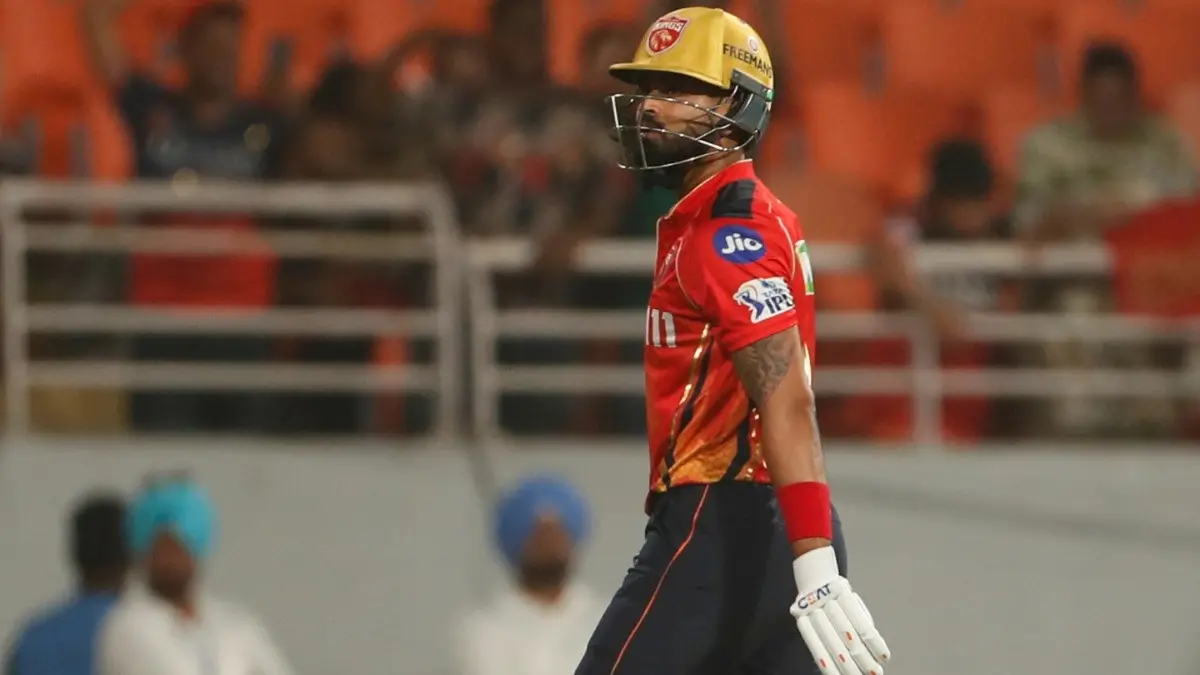 Tom Moody Lashes Out At PBKS Skipper Shreyas Iyer Following Embarrassing Defeat To RCB In IPL 2025 Qualifier 1: 'Put Your Ego In Your Pocket' PBKS captain Shreyas Iyer walks off the field after losing his wicket against RCB during IPL 2025 Qualifier 1 clash