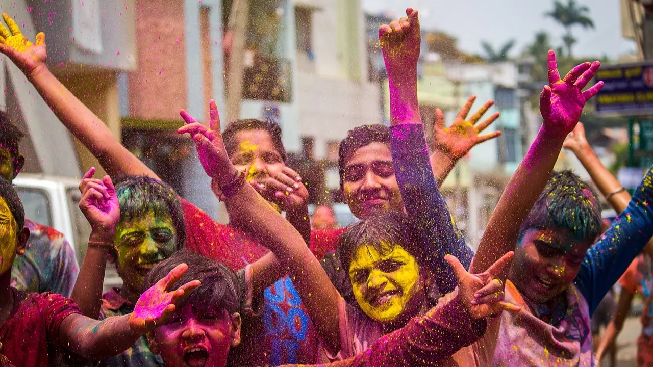 people planning holi celebration attacked muslim youths threat to death bareilly