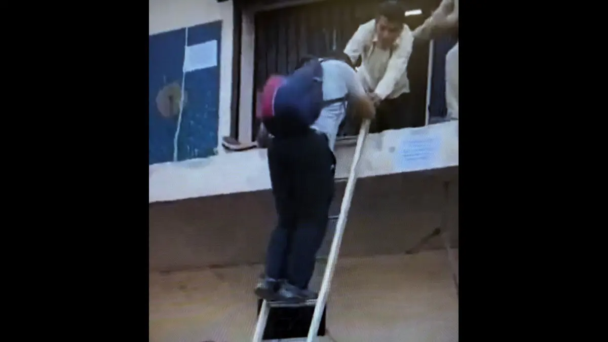 People using ladder to reach SBI branch in Odisha. (Screengrab)