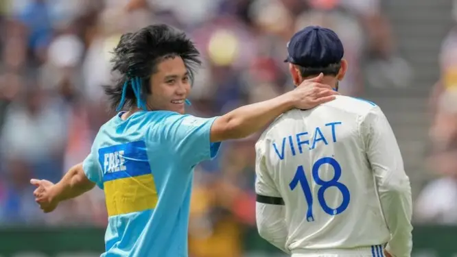 PITCH Invader Trying to Hug Virat Kohli at MCG During Boxing Day Test Steals Show | WATCH Pitch Invader tries to hug Virat Kohli after MCG crowd boos India star