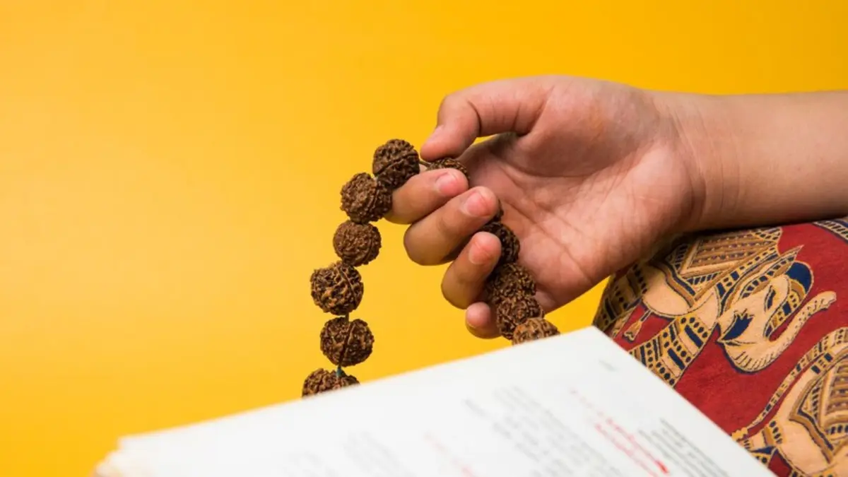 Vat Savitri Wishes & Quotes 2025: एक फेरा प्रेम का, एक मेरे विश्वास का... वट सावित्री पर 10 शुभकामनाएं Pitru Paksha Mantra