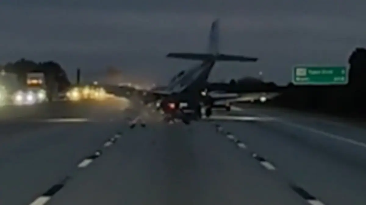 Dashcam Captures Terrifying Moment Plane Crash‑Lands on Florida Highway