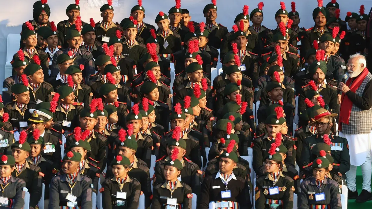 PM Meets with Republic Day Parade Participants, Shares Inspiration of Hard Work