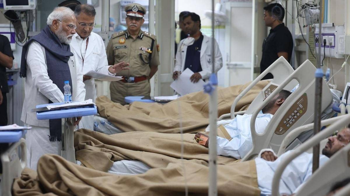 PM Modi at LNJP Hospital 