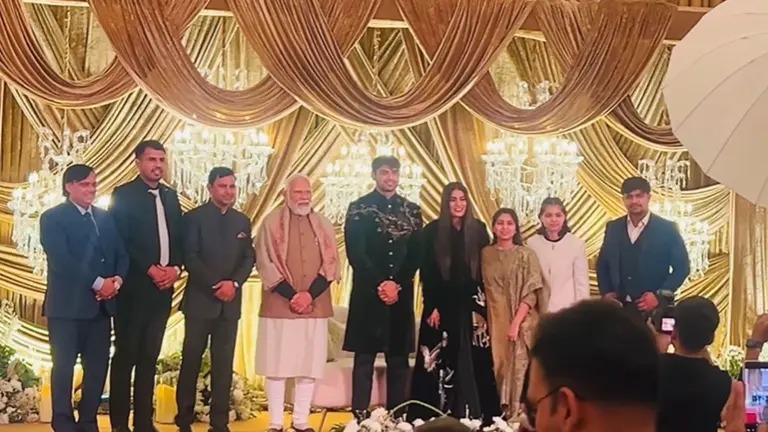 दिल्ली में Neeraj Chopra- Himani Mor का ग्रैंड रिसेप्शन, PM मोदी भी पहुंचे, दिया ये खास तोहफा... VIDEO PM Modi at Neeraj Chopra- Himani Mor reception