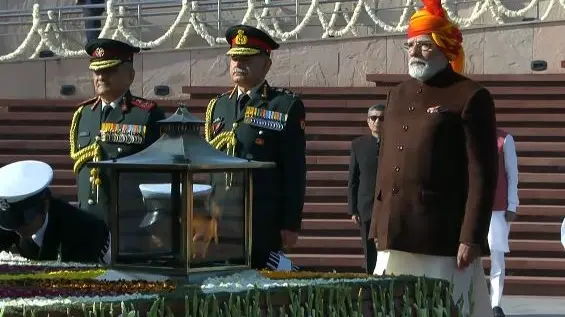 PM Modi Stuns Yellow-Red Striped 'Safa' and Bandhgala Coat for Republic Day Celebrations | WATCH PM Modi Dons Vibrant Multi-Coloured Turban with Bandhgala Coat on 76th Republic Day