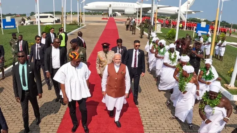 घाना के राष्ट्रपति माहमा ने PM मोदी का किया भव्य स्वागत, भारत के प्रधानमंत्री को 21 तोपों की दी गई सलामी PM Modi ghana visit