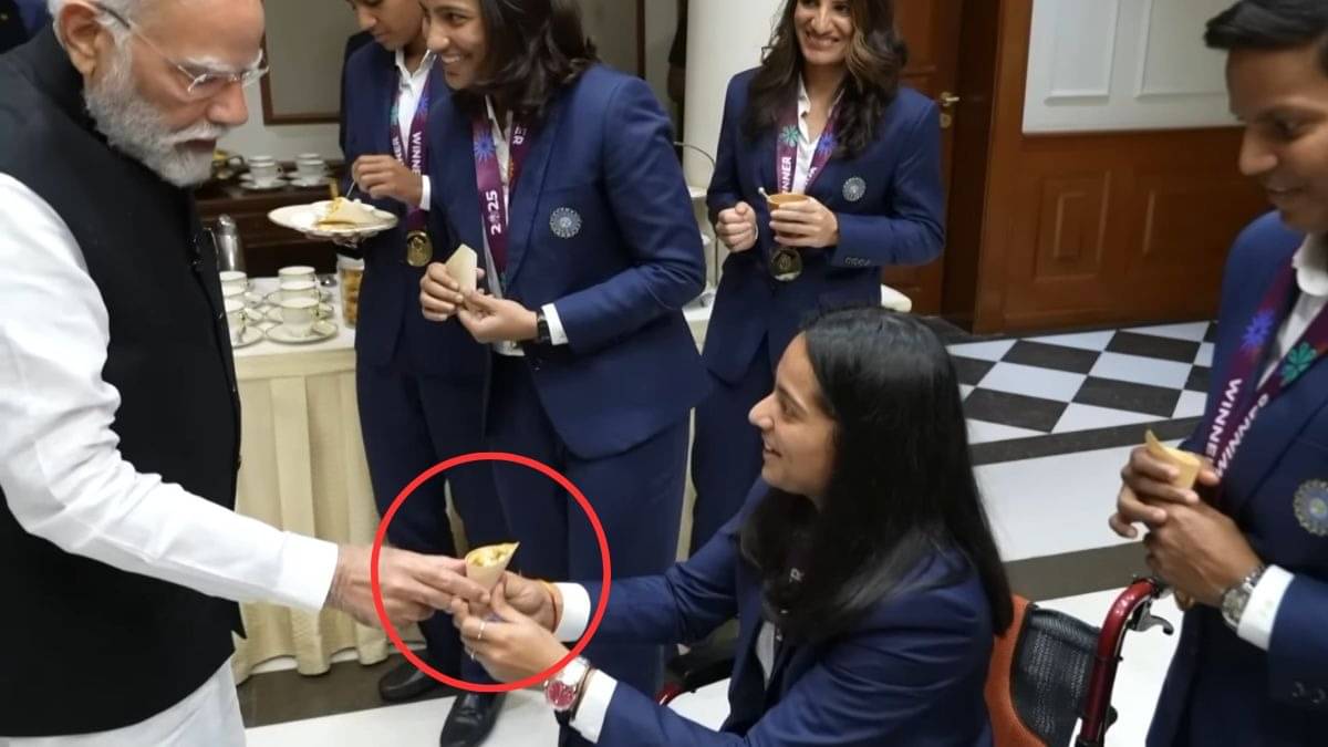 pm modi gives grand welcome to womens world cup winning