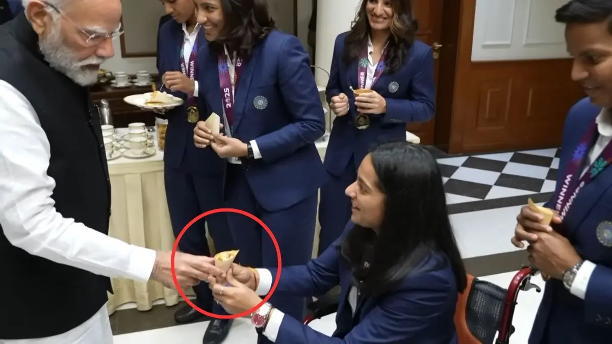 pm modi gives grand welcome to womens world cup winning