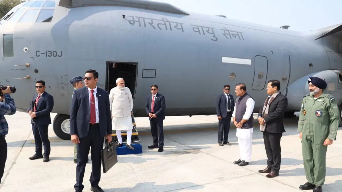 असम हाईवे पर हुई PM मोदी के विमान की लैंडिंग, 300 किमी दूर बैठे चीनी फौजियों की बढ़ गई धड़कन! क्या है ये इमरजेंसी लैंडिंग फैसिलिटी? PM Modi Makes Historic Touchdown on Assam’s First Emergency Landing Highway