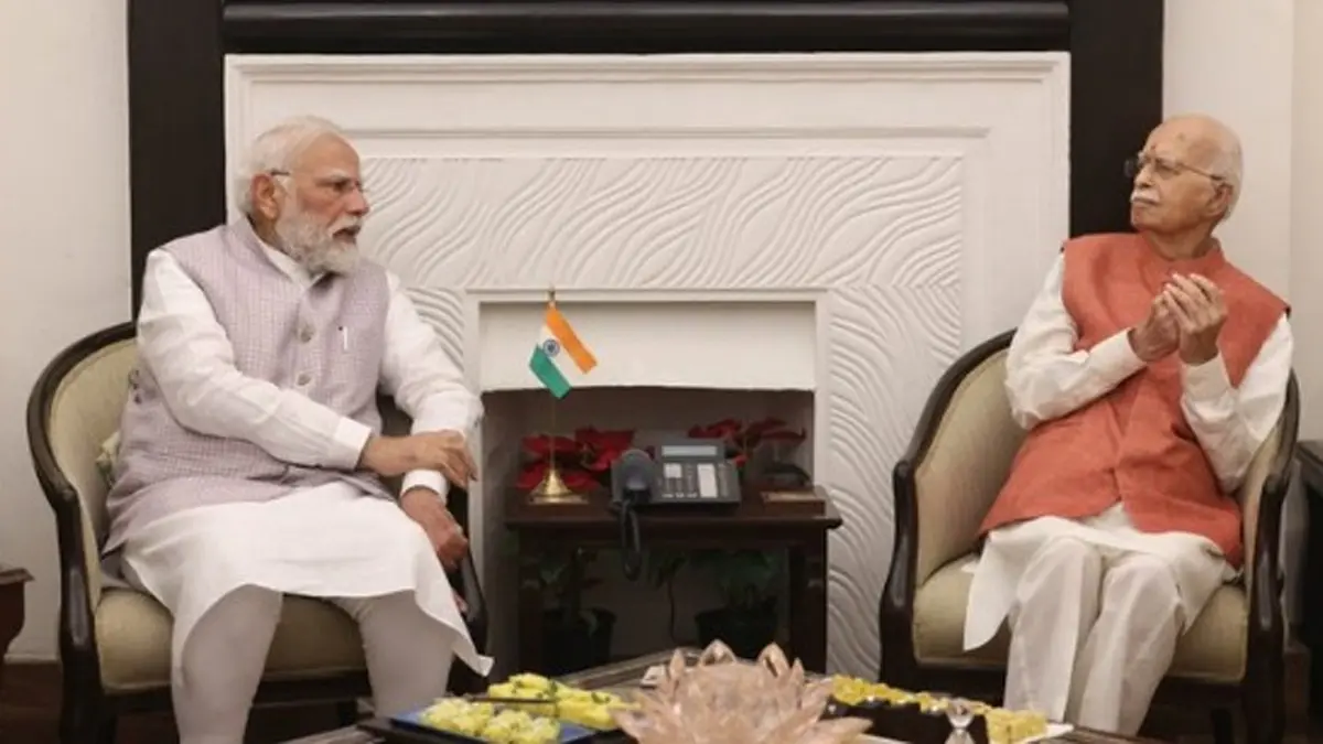 PM Modi Meets LK Advani at His Residence, Extends Birthday Greetings to Veteran BJP Leader
