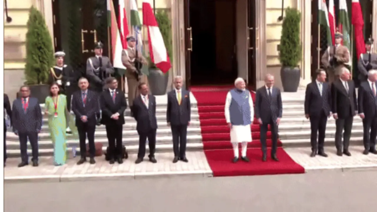 PM मोदी की पोलैंड के पीएम डोनाल्ड टस्क के साथ मुलाकात, द्विपक्षीय संबंधों पर हुई चर्चा PM Modi reaches Warsaw, received ceremonial welcome