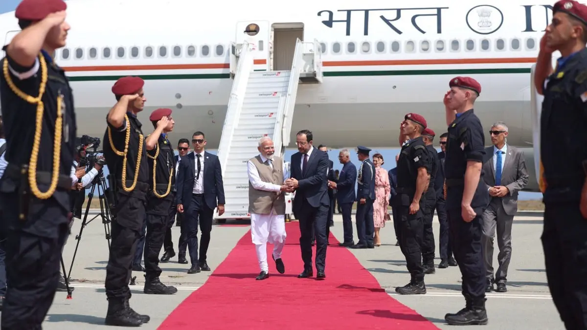 PM Modi was welcomed at the airport by President of Cyprus Nikos Christodoulides.