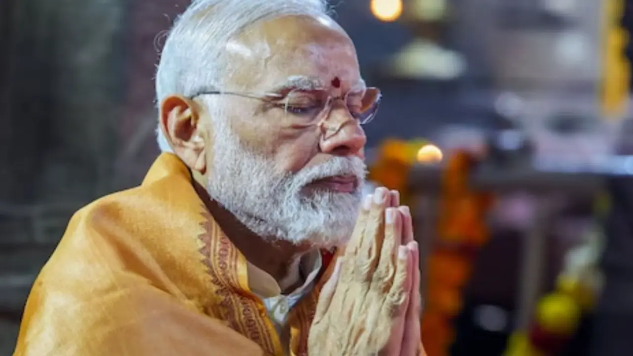 PM मोदी के 20 अक्टूबर के दौरे से पहले वाराणसी में 500 से अधिक होर्डिंग लगाए गए PM Modi visit on October 20