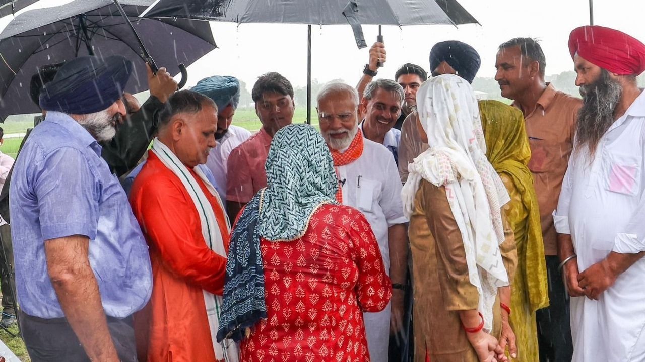 PM Modi with farmers