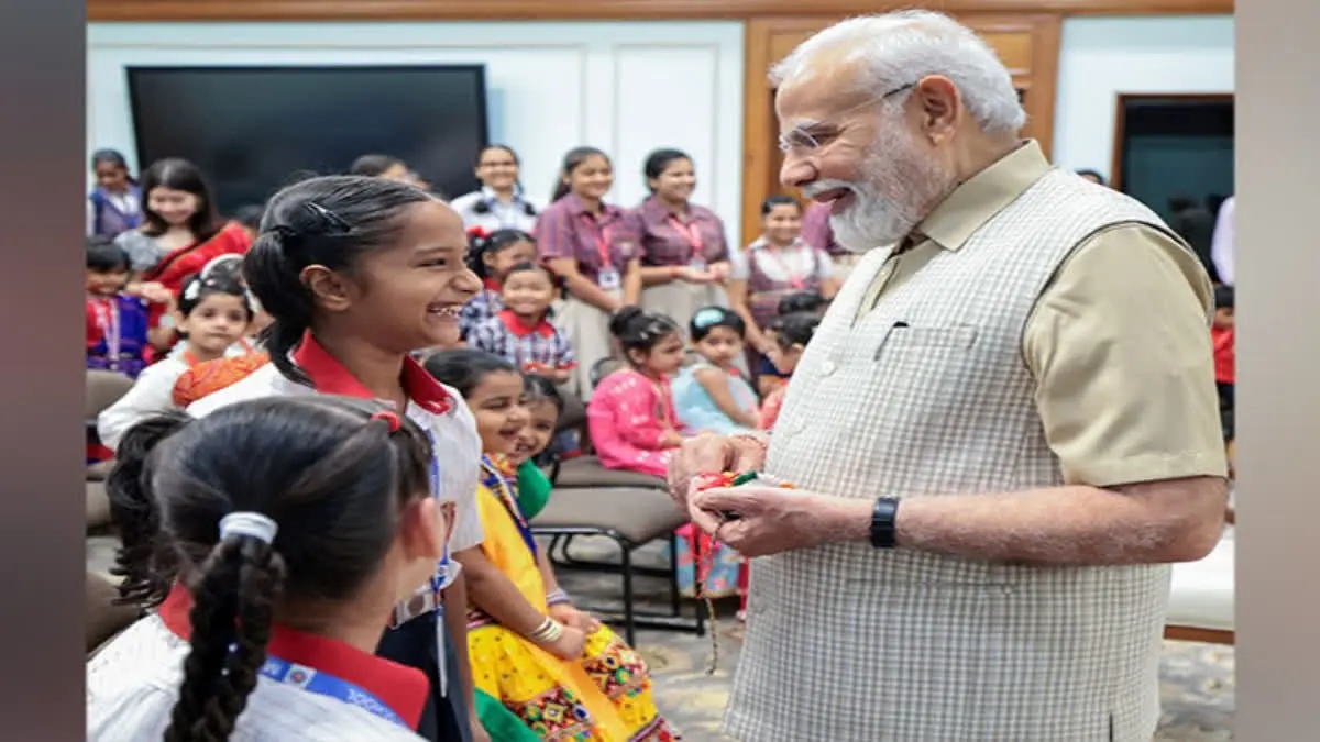 PM Modi With Girl Child