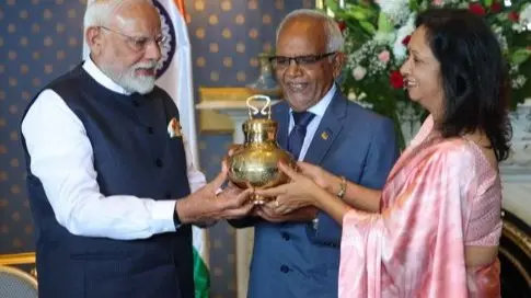 PM Modi’s Special Gift: Varanasi’s GI-Tagged Pot with Sacred Sangam Water for Mauritian President