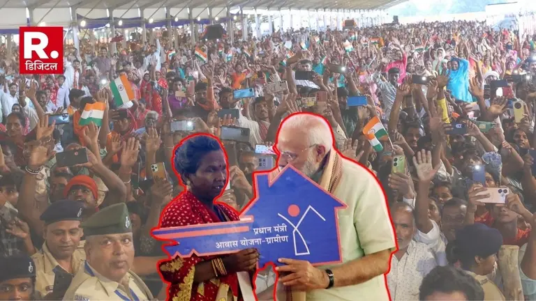 नेत्रहीन लाभार्थी को PM Modi ने अपने हाथों से दी घर की चाबी, देखें बिहार दौरे की 7 तस्वीरें PM Narendra Modi hands over a house key to a blind beneficiary in Purnea Bihar