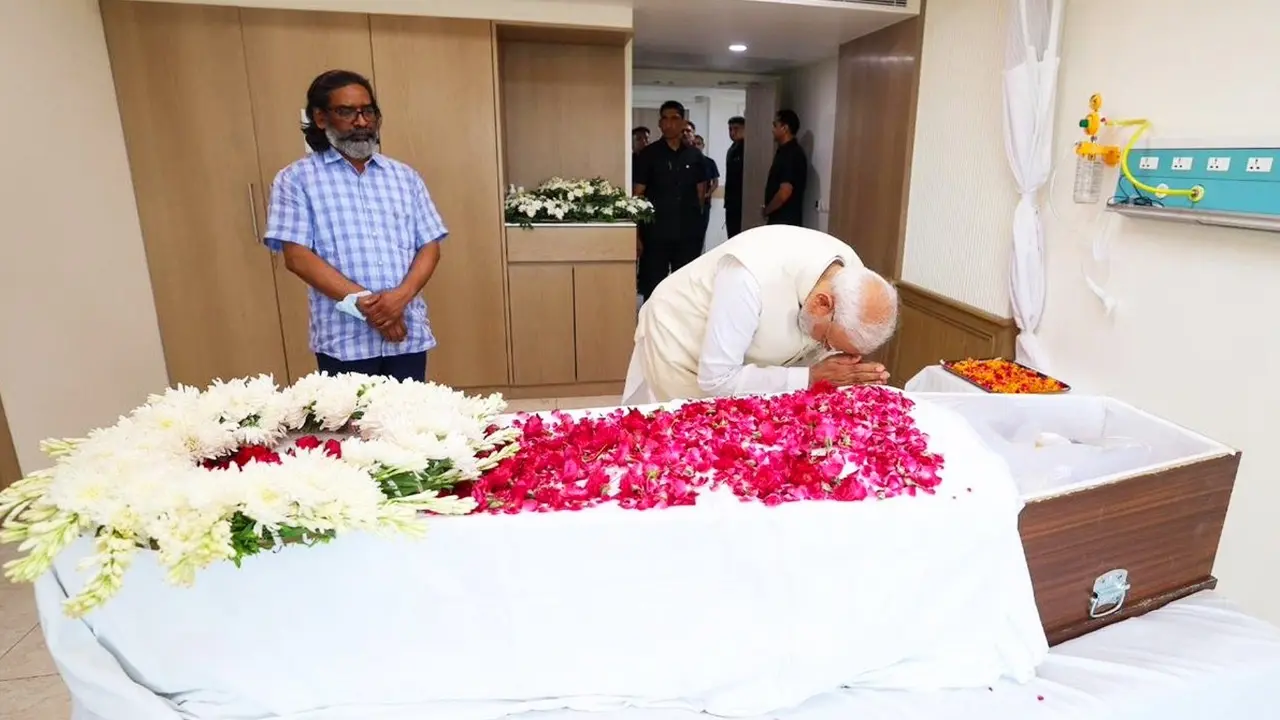 PM Narendra Modi Pays Homage to Shibu Soren at Sir Ganga Ram Hospital, Meets Family Members PM Narendra Modi Pays Homage to Shibu Soren at Sir Ganga Ram Hospital, Meets Family Members