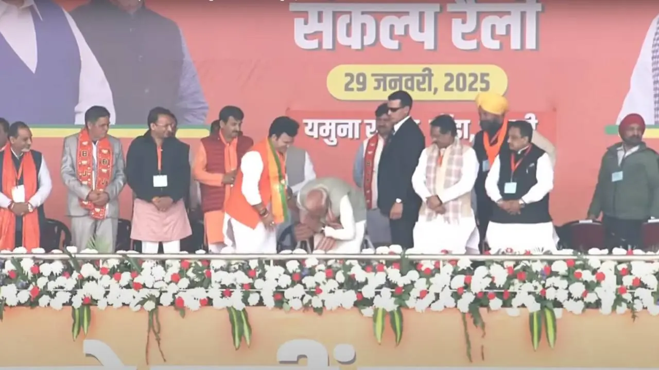 PM Narendra Modi touched Patparganj BJP candidate Ravindra Negi feet